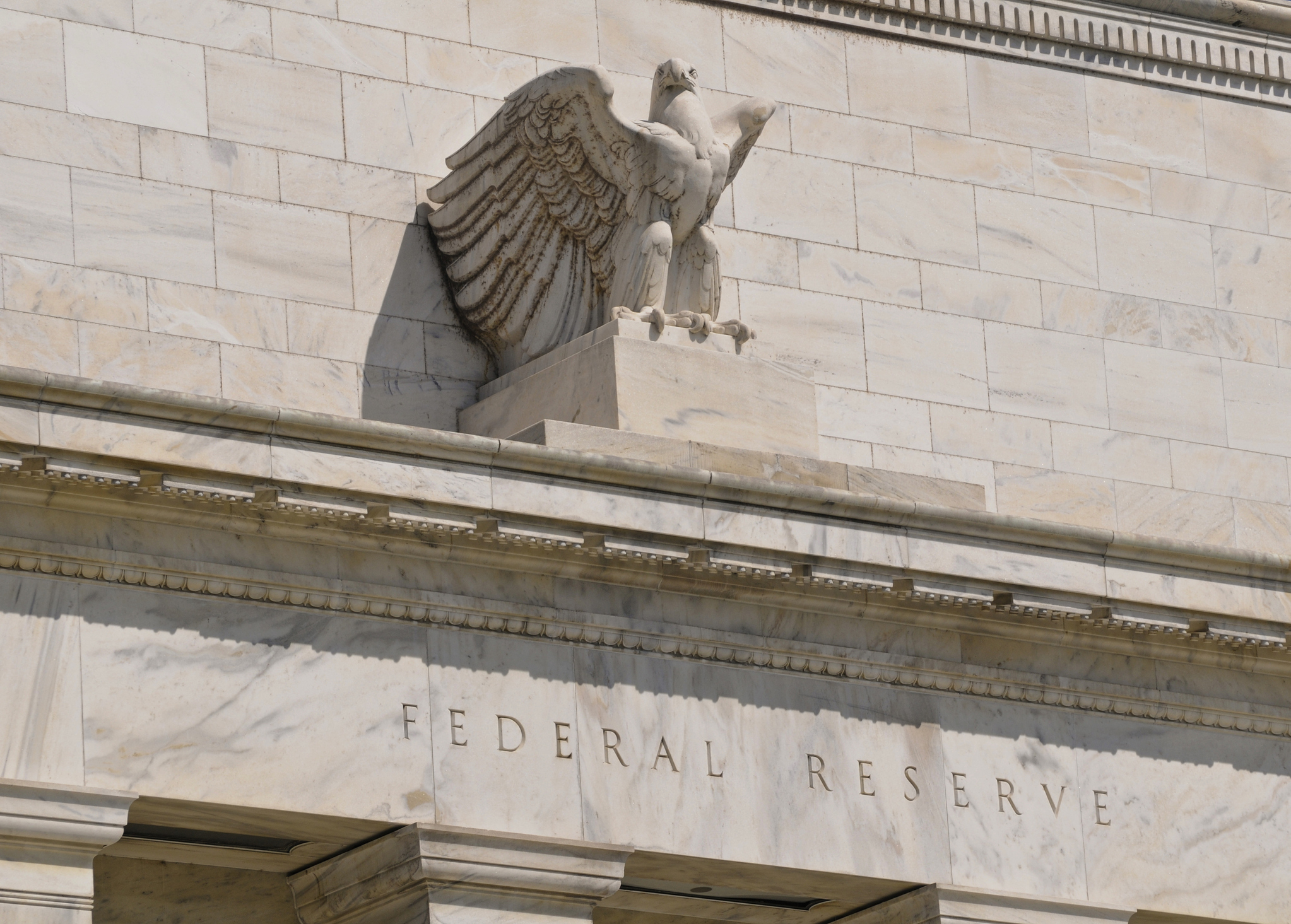 Fed Minutes Show Split Outlook: Rate Cuts Expected, but Inflation Maintains Caution